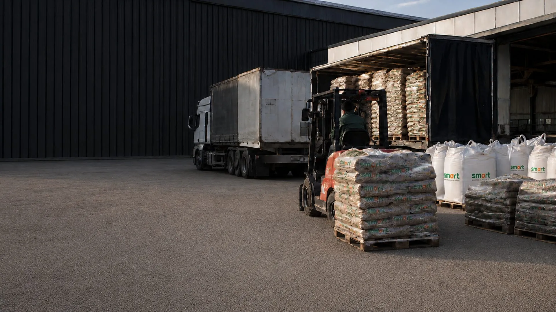 Carga de camión con pallets y big bags de Smart Fire