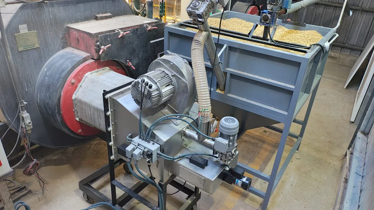 Quemador industrial a pellet American Burners instalado en caldera de biomasa